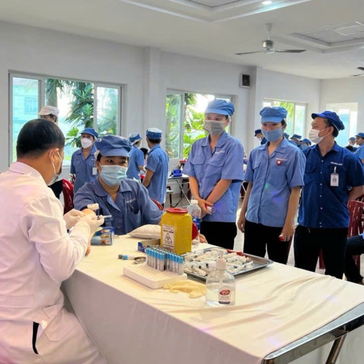 Tổ chức khám sức khỏe định kỳ cho nhân viên