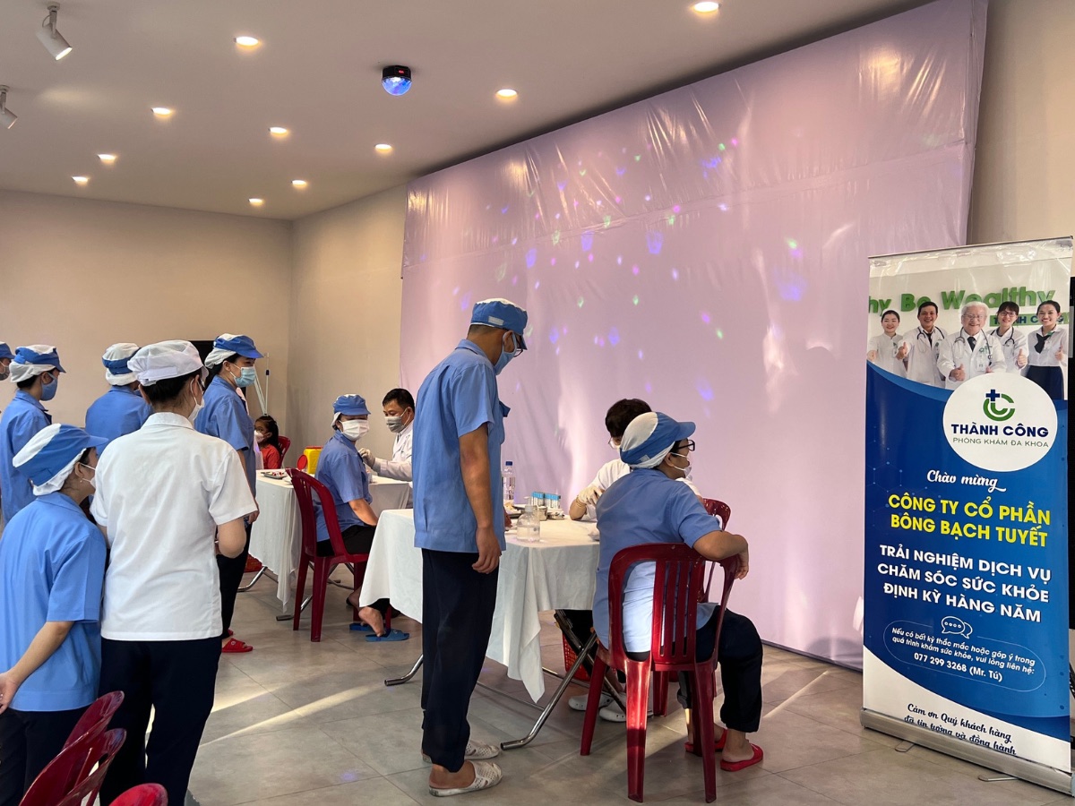 Đội ngũ y bác sĩ khám tại doanh nghiệp